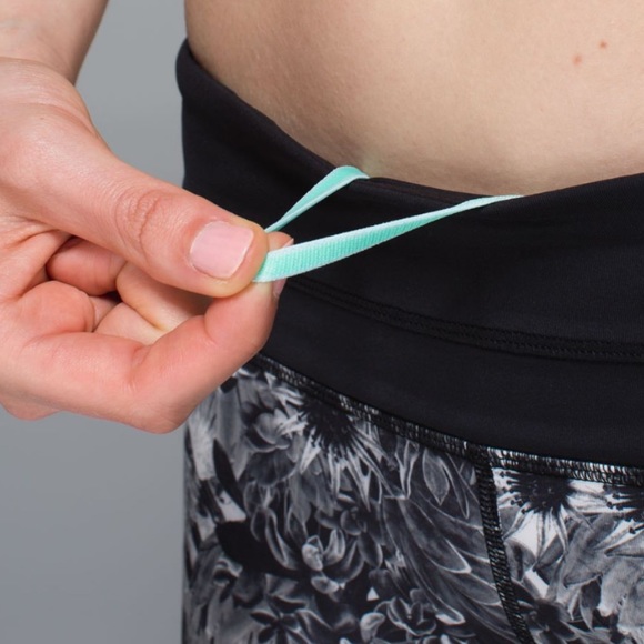 Lululemon Inspire Crop II *Luxtreme - Flowabunga Black Angel Wing / Black - Picture 5 of 8